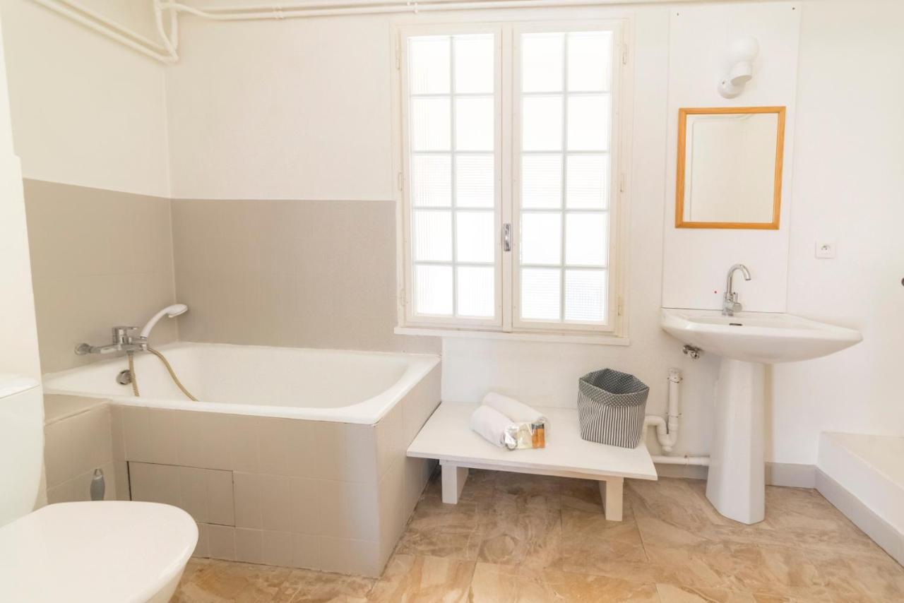 Appartement De Charme - Vue Sur Remparts - Wifi Gratuit - Parking Payant A Proximite Авиньон Екстериор снимка